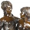 “L’amitié”. Een brons gepolijst beeld met twee dames op marmeren voet. Onderaan gemerkt “Moreau”.