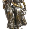 “L’amitié”. Een brons gepolijst beeld met twee dames op marmeren voet. Onderaan gemerkt “Moreau”.