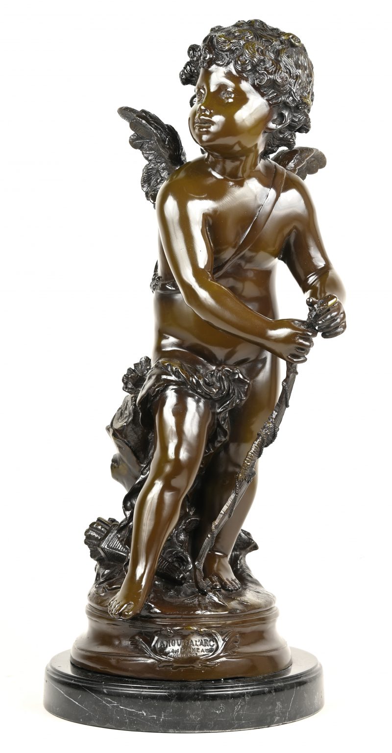 “Amour a l’Arc”. Een brons gepolijst beeld met Cupido op marmeren voet. Onderaan gemerkt “par Aug Moreau”.