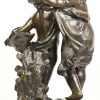Een gepolijst bronzen sculptuur op marmeren sokkel met afgebeeld twee kinderen. Onderaan gemerkt “A. Moreau”.