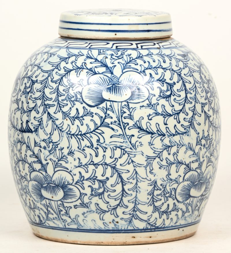 Een blauw-wit Chinees porseleinen gemberpot met deksel.