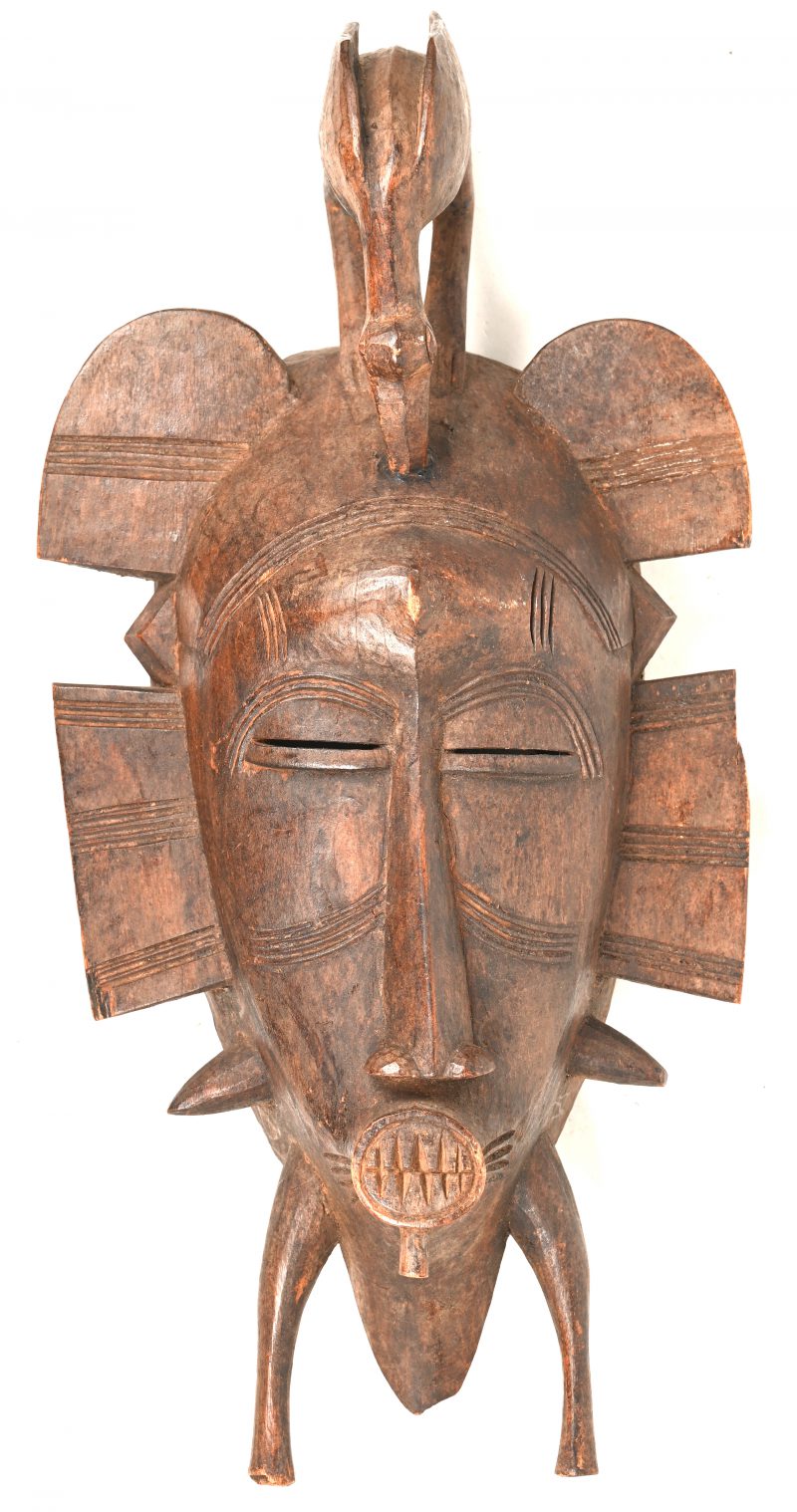 Een hout gesculptuurd Afrikaans masker. Senufo stam.