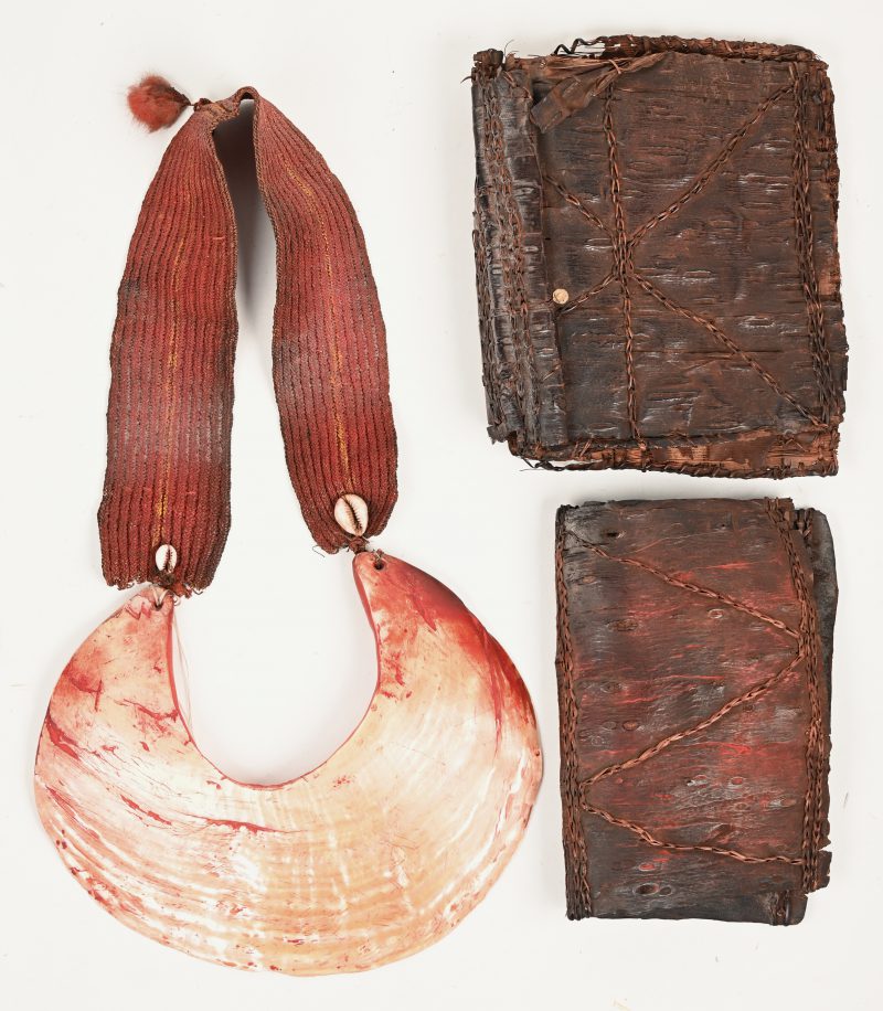 Een Kina schelp uit Nieuw-Guinea, Sepik bekken. Ritueel dans-sierraad. 19de eeuws. Met certificaat. Bijgevoegd twee tasjes.