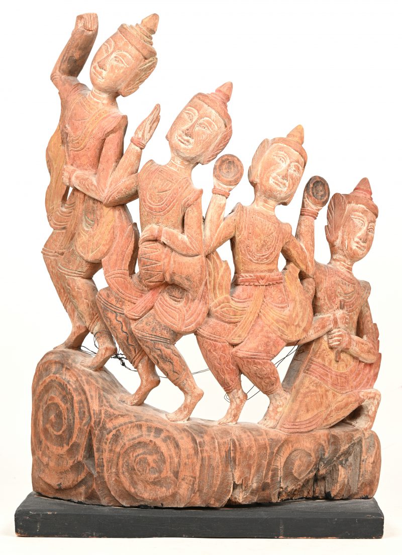 Thais polychroom houtsculptuur met vier dansende figuren.