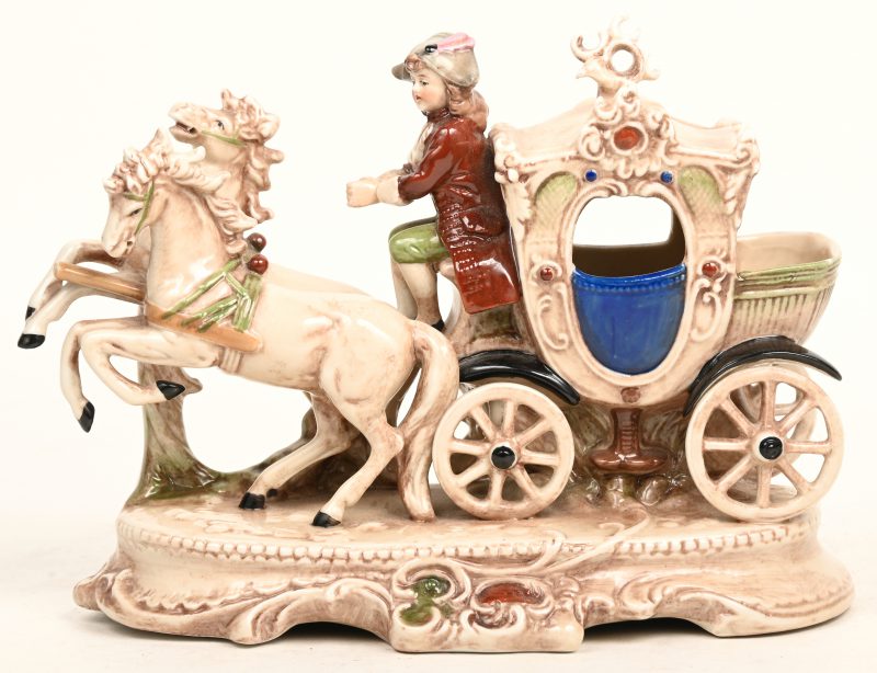 Een Duits porseleinen beeldje van paarden met koets. Onderaan gemerkt.