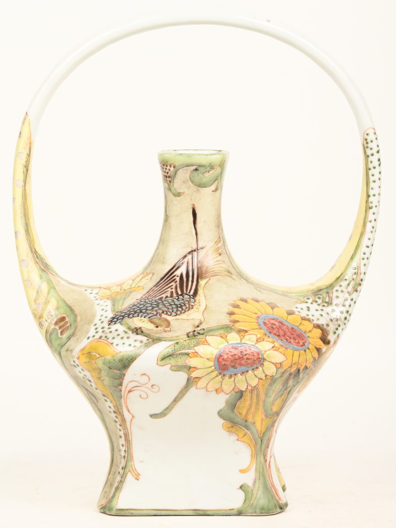 Een replica vaas “Ram” - Patroon ‘druipend.’ Aardewerken vaas met decor van bloemen en vogels.