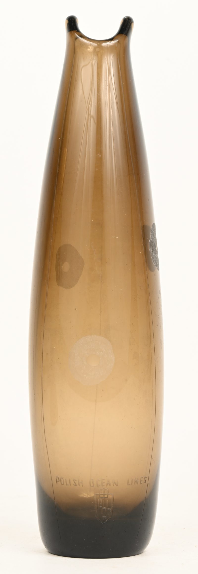 Een geblazen licht-bruine kristallen vaas met geëtst bloemdecor. Gemerkt.