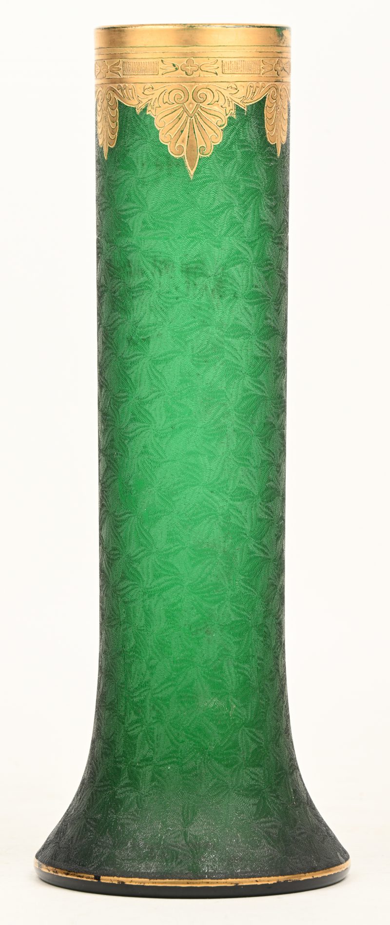 Een art-nouveau vaas in groen kristal, met vergulde gedecoreerde rand.