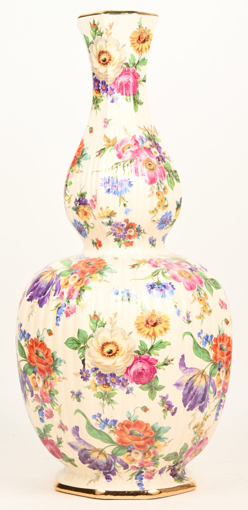 Een aardewerken vaas met bloemdecor en vergulde accenten.