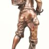 “Kastanjeraper”. Een brons gesculptuurd beeldje op houten voet, onderaan gesigneerd “Rancoulet”.