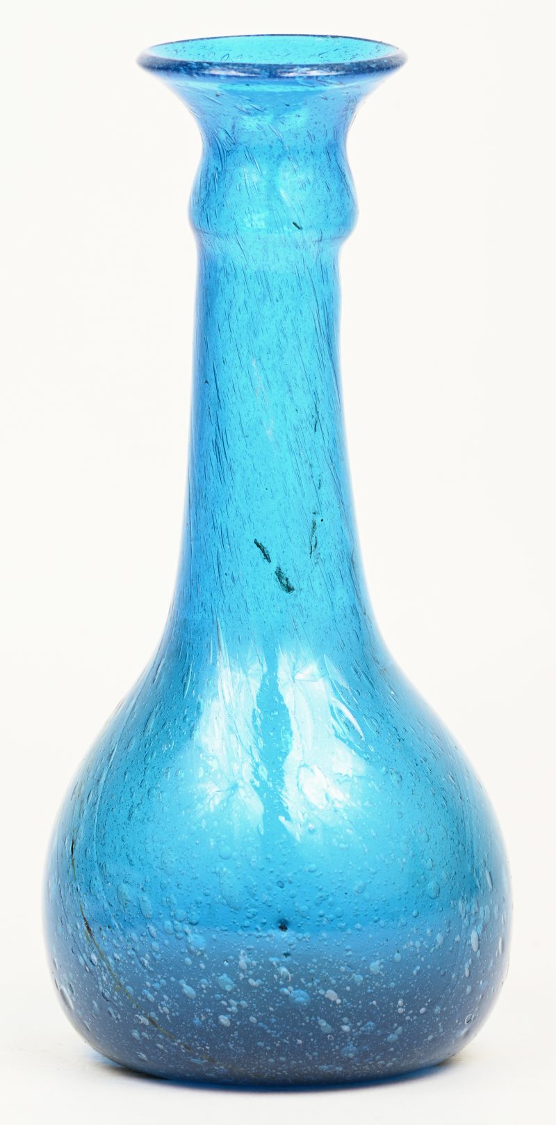 Een mondgeblazen blauw glazen vaasje met sporen van kleur onderaan.