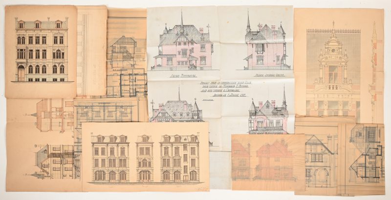 Een mapje met divers, architecturale tekeningen op papier.