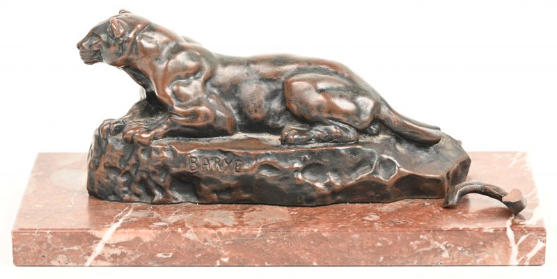 “Liggende leeuwin.” Terra cotta beeld met patina - galvanoplastie. Op roodmarmeren sokkel. Naar Barye. Staart gebroken.
