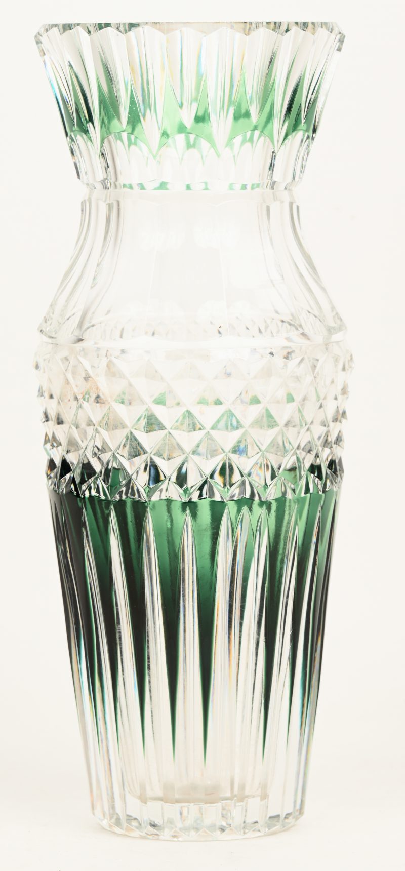 Een geslepen kristallen vaas met groene accenten. Onderaan gesigneerd.