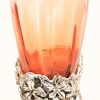 Een glazen vaas met verzilverd voetstuk met organisch reliëf. Onderaan gemerkt “La Merdiana”