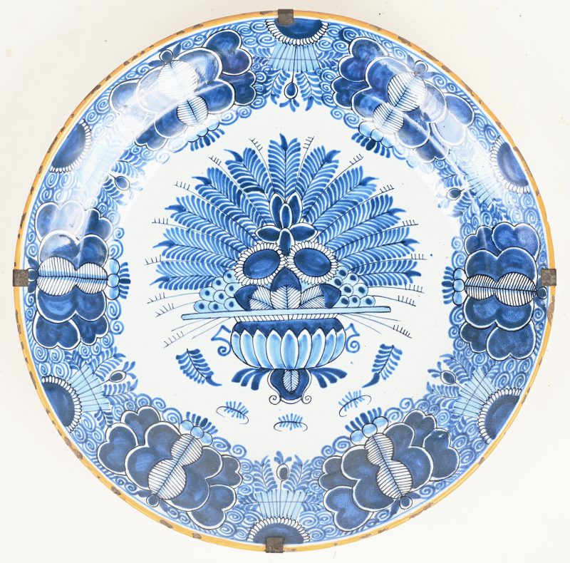 Een Delfts blauw porseleinen schaal, Pauwenstaart.