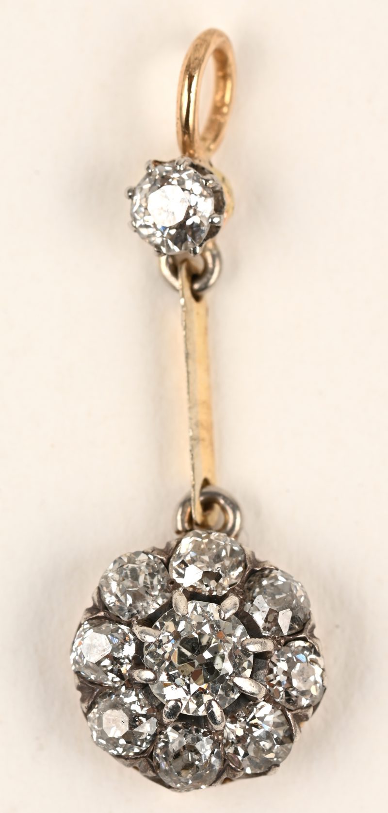 Een 18 karaats wit en geel gouden hanger bezet met diamanten met een gezamenlijk gewicht van +- 1,50 ct.