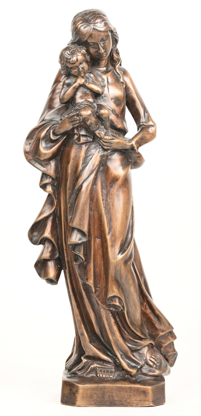 “Moeder en kind.” Een bronzen beeld.