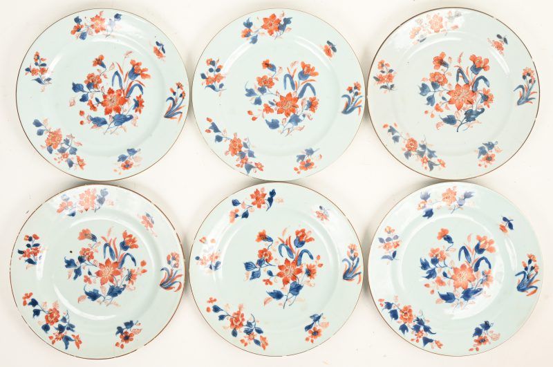 Een lot van 6 Chinees porseleinen borden met blauw en rood bloemdecor. Verschillende haarscheuren, scheuren en randschilfers.