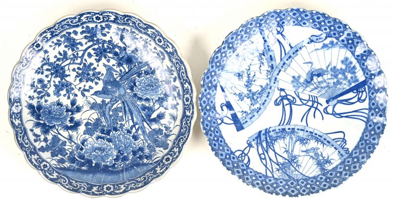 Een lot van twee blauw porseleinen Imari borden. Versierd met divers decor, patrijzen, waaier.