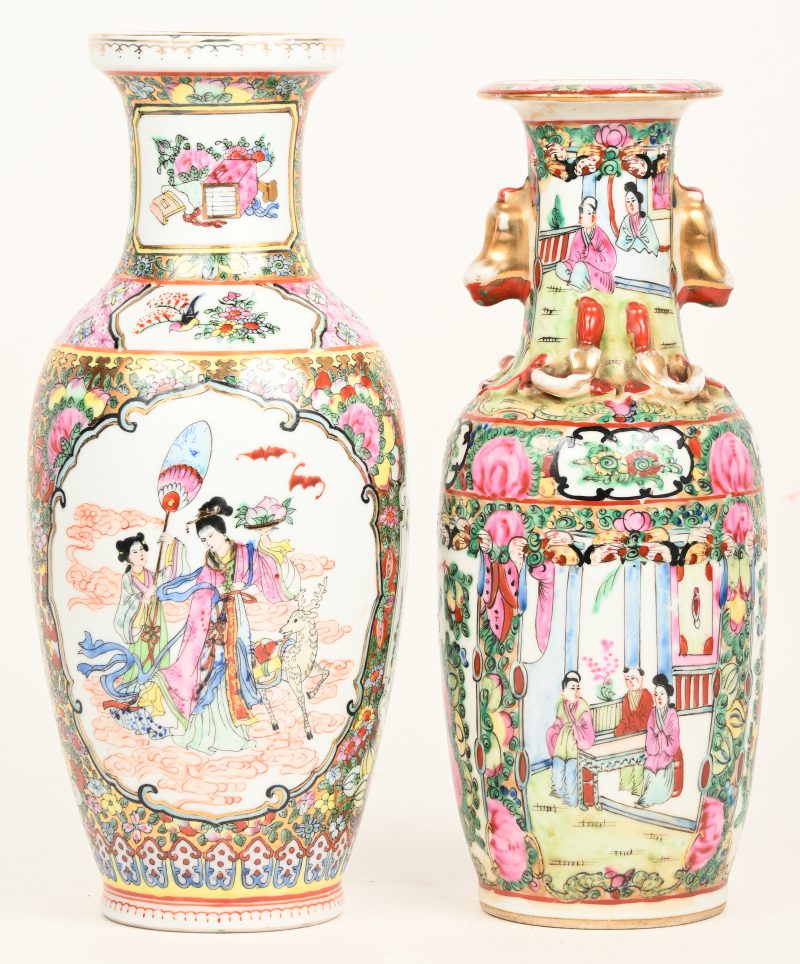 Een lot van twee porseleinen Chinese vaasjes, famille rouge, versierd met divers decor. Onderaan gemerkt.