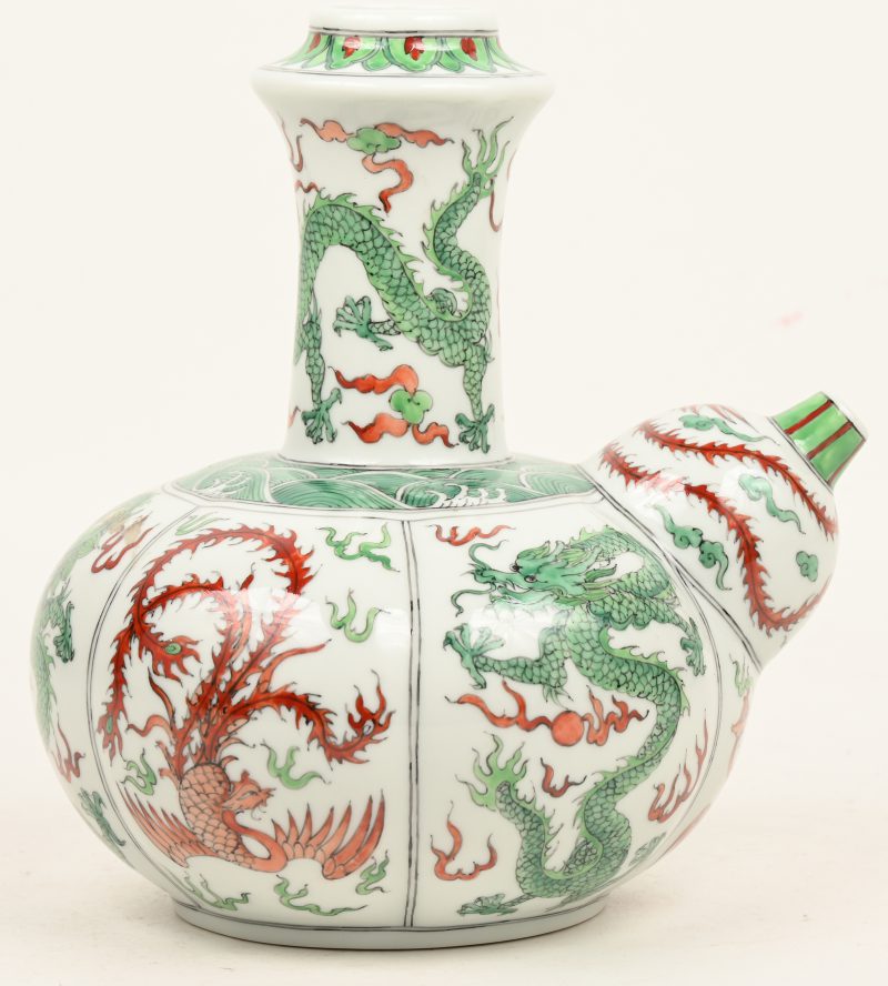 Een Chinees porseleinen schenkkan, “Kendi”, versierd met draken decor.