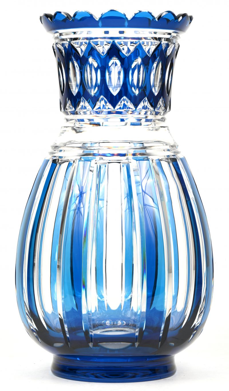 Een geslepen kristallen vaas, blauw in de massa.