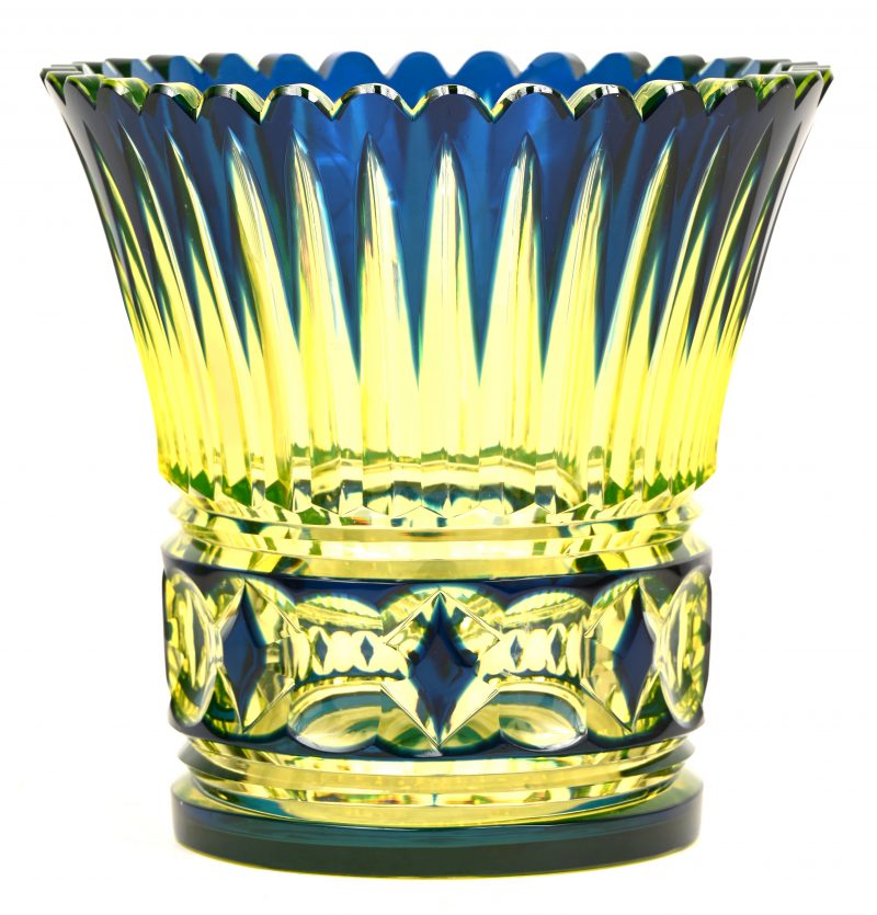 Een boheems geslepen kristallen vaas met blauw en fluogroen decor.