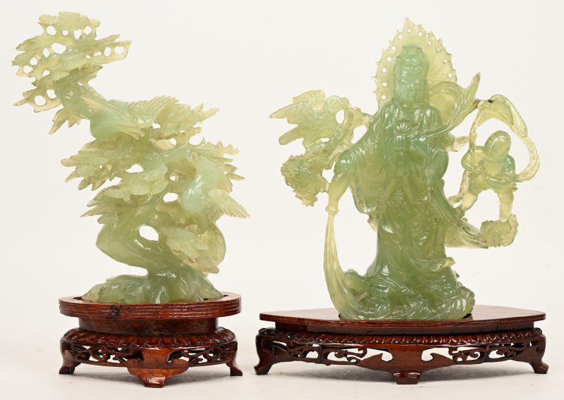 Een lot van 2 Aziatische beeldjes uit Jade gesculptuurd op houten sokkel.