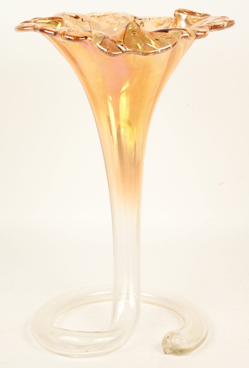 “Hoorn des overvloed”. Een uit glas geblazen vaas in kelkvorm en gekruld voetdeel.