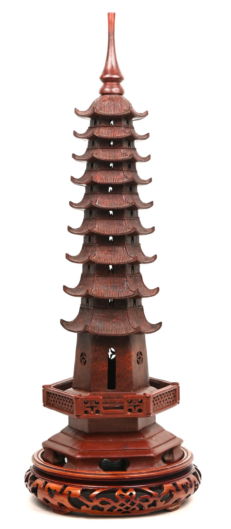 Een speksteen pagode wierrookbrander op houten sokkel.