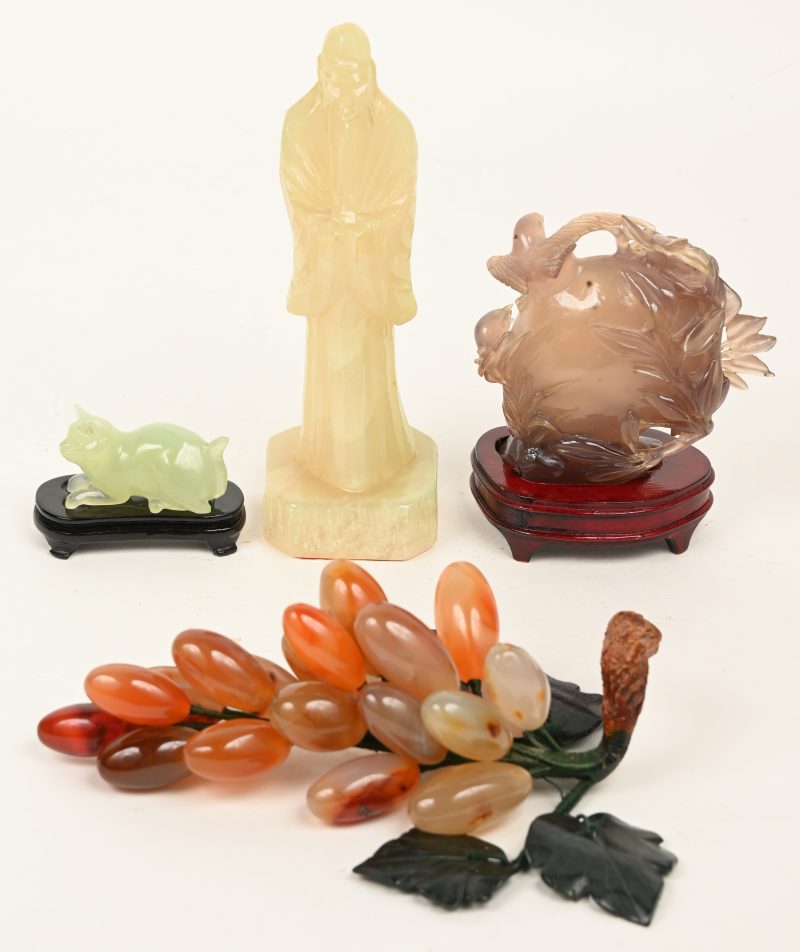 Een lot van 3 Aziatische beeldjes uit Jade gesculptuurd, waarvan 2 op houten sokkel. Bijgevoegd gesculptuurde druiventros.