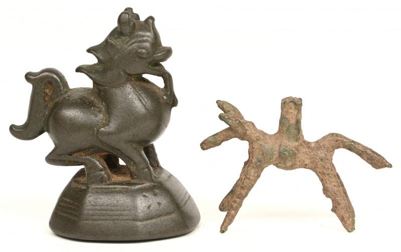 Een klein ruitersbeeldje van brons (H. 3 cm). Chinese grafvondst. Evenals een bronzen opiumgewicht in de vorm van een Fo-leeuw. Zuid-Oost-Azië (H. 7 cm).