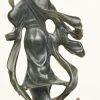 “Guanyin”. Een beeldje van donkergroen jadeïet. Met houten sokkeltje. Chinees werk.