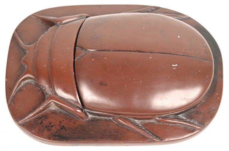 Een bruine stenen inktpot in de vorm van een scarabee. Koreaans werk.