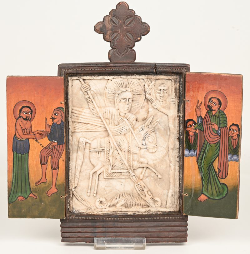 Een kleine triptiek met een centrale icoon van Sint-Joris in albast. Binnenin beschilderde luiken met heiligen.