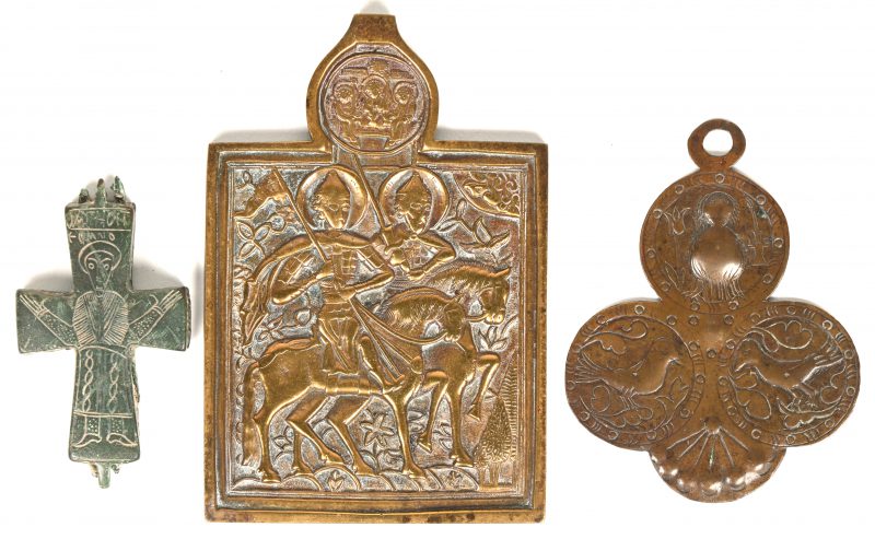 Een byzantijns kruis van koper, een Russische reisicoon van messing, met voorstelling van Johannes de Dopers en een schapulier van brons met de Heilige Drievuldigheid.