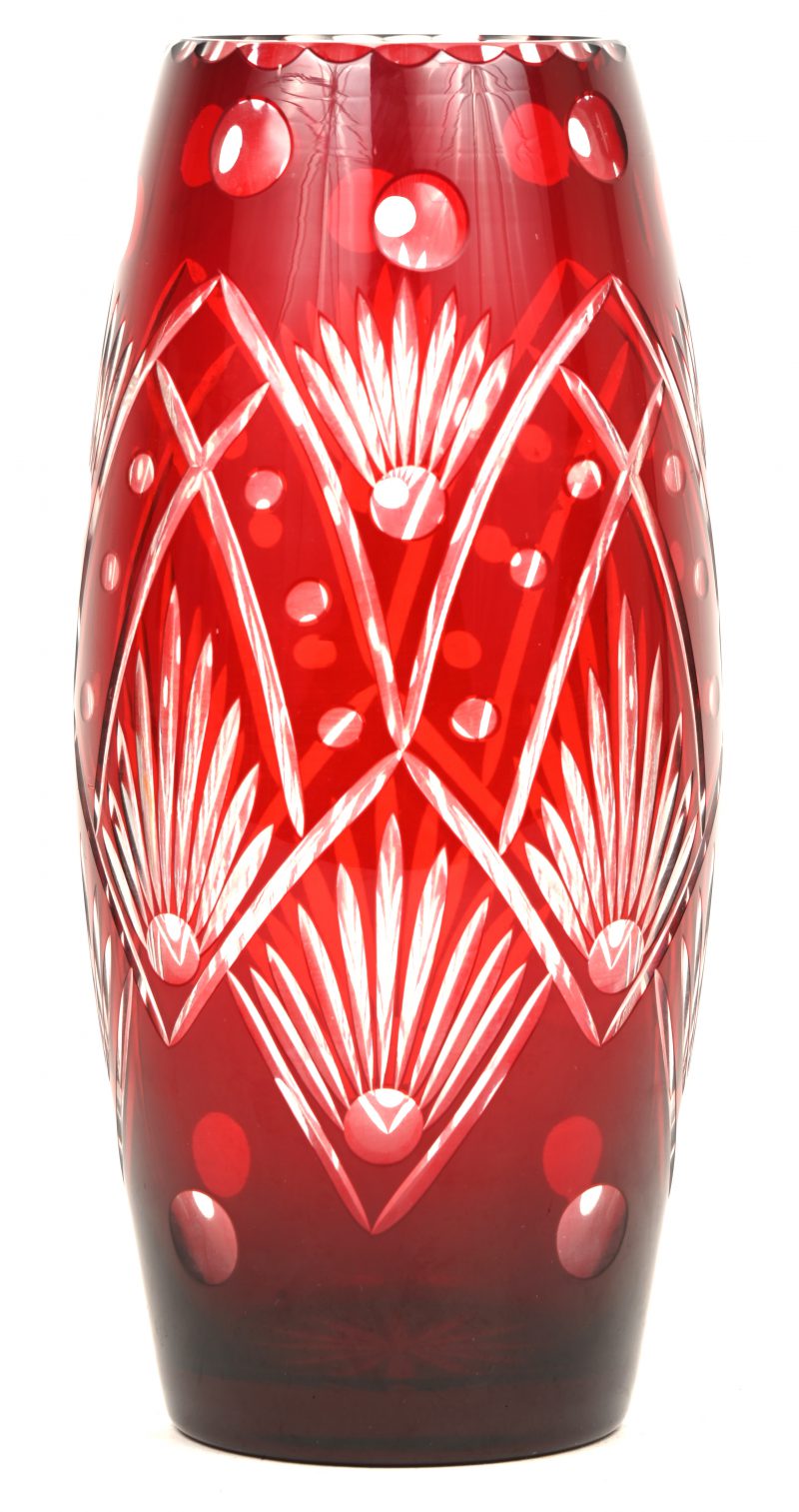 Een Boheems kristallen vaas, rood in de massa.