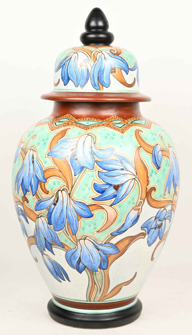 Een polychroom aardewerken vaas met bloemdecor. Plateel. Gouda, Holland.