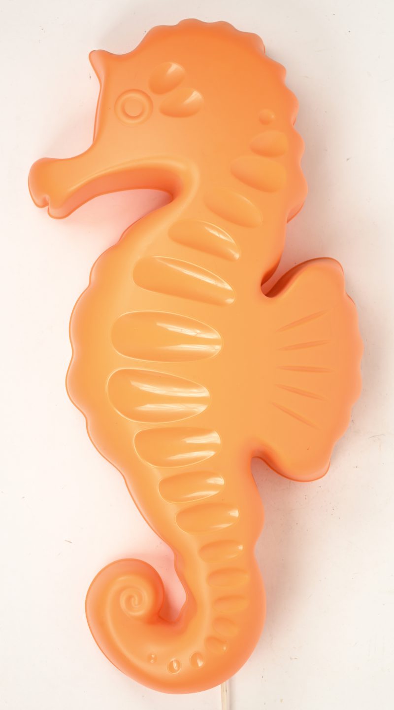 Een vintage design lamp in de vorm van een oranje zeepaardje.