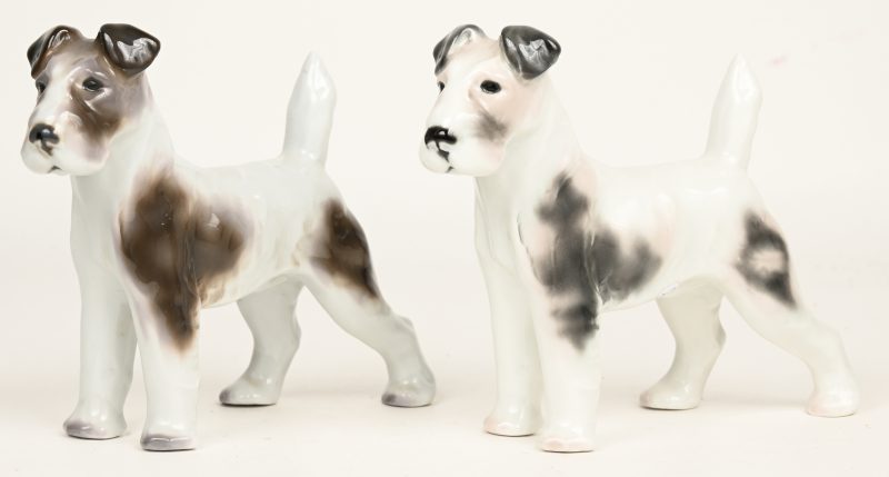 Een lot van 2 Gotha Pfeffer porseleinen hondjes, onderaan gemerkt.