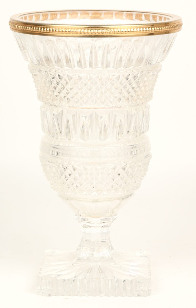 Een glazen vaas met vergulde rand.