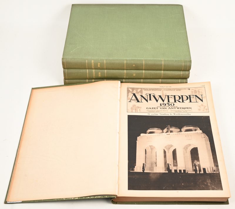 Een 4-delige reeks boeken met onderwerp Antwerpen wereldtentoonstelling 1930, gebonden versie. Uitgave “De Gazet Van Antwerpen”.
