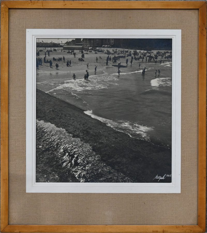 “Strandzicht.” Zwart-wit Foto. Gesigneerd en gedateerd 1953.