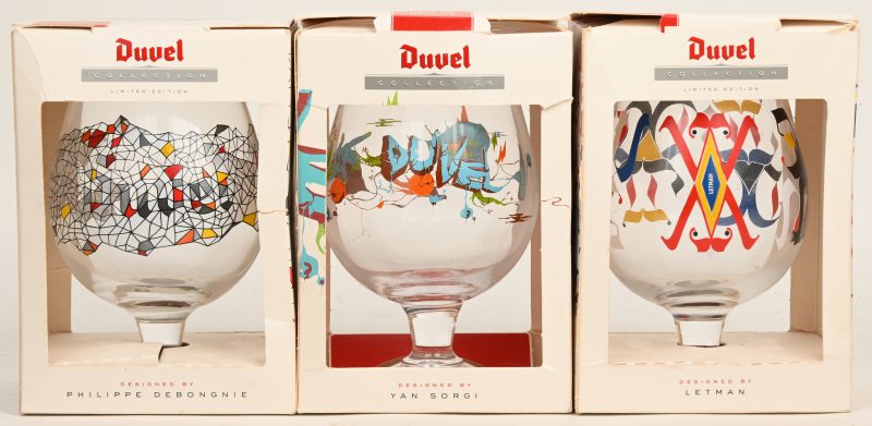 Een lot van 3 Duvel glazen, limited collection, met 3 verschillende ontwerpen uit de hand van; Philippe Debongnie, Yan Sorgi, Letman. In originele verpakking.