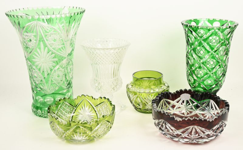 Een lot van 6 kristallen vazen met divers decor, kleur en grootte, waarvan 1 gemerkt Val Saint Lambert.