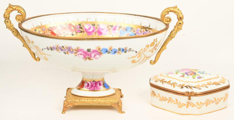Een set van polychroom porselein, handgeschilderd:  een coupe en bonbonière met deksel. De coupe is een replica van een voorbeeld uit de collectie van Versailles.
