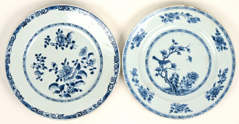 Een paar blauw-wit porseleinen borden Qinglong