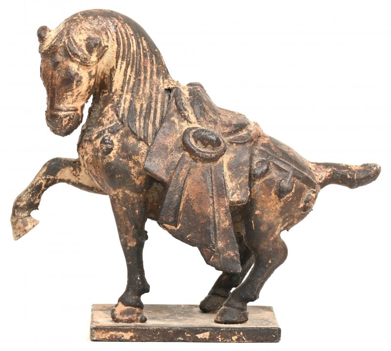 Een bronzen beeldje van een paard, vroeg 20e eeuws, naar Tang dynastie.