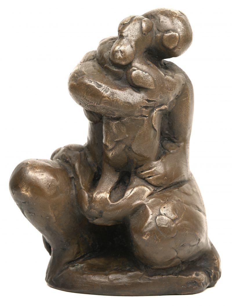Een brons gesculpteerd beeld van moeder met kind.